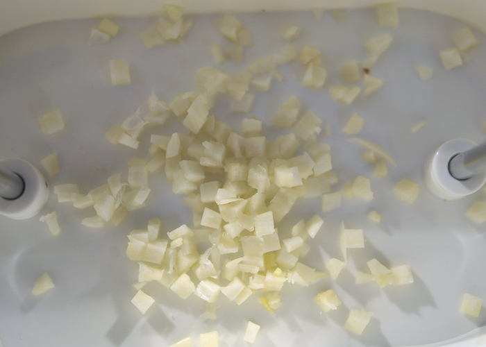 _KNK0051 Chopping garlic